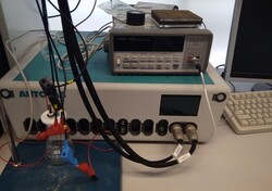 AutoLab PGSTAT 302N, czyli potencjostat-galwanostat. Stosowany do pomiar&oacute;w elektrochemicznych, takich jak: woltamperometria pulsowa normalna, woltamperometria pulsowa r&oacute;żnicowa, woltamperometria liniowa, woltamperometria cykliczna, chronoamperometria, chronopotencjometria, kulometria, spektroskopia impedancyjna i inne. Jest r&oacute;wnież stosowany podczas zajęć laboratoryjnych ze studentami do badania korozji stali w układzie tr&oacute;jelektrodowym.